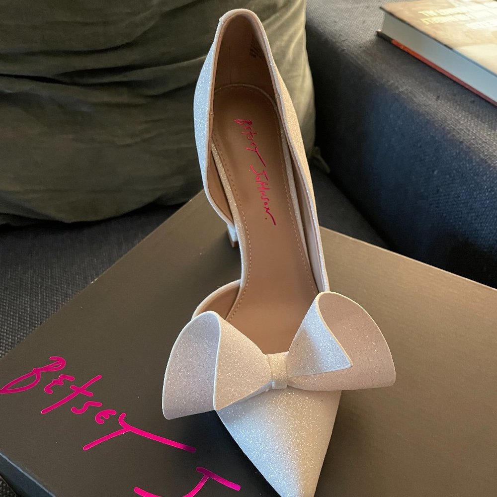 Betsey Johnson Nobble Bow Glitter Bridal Pointed Toe Pumps - Picture 1 of 6